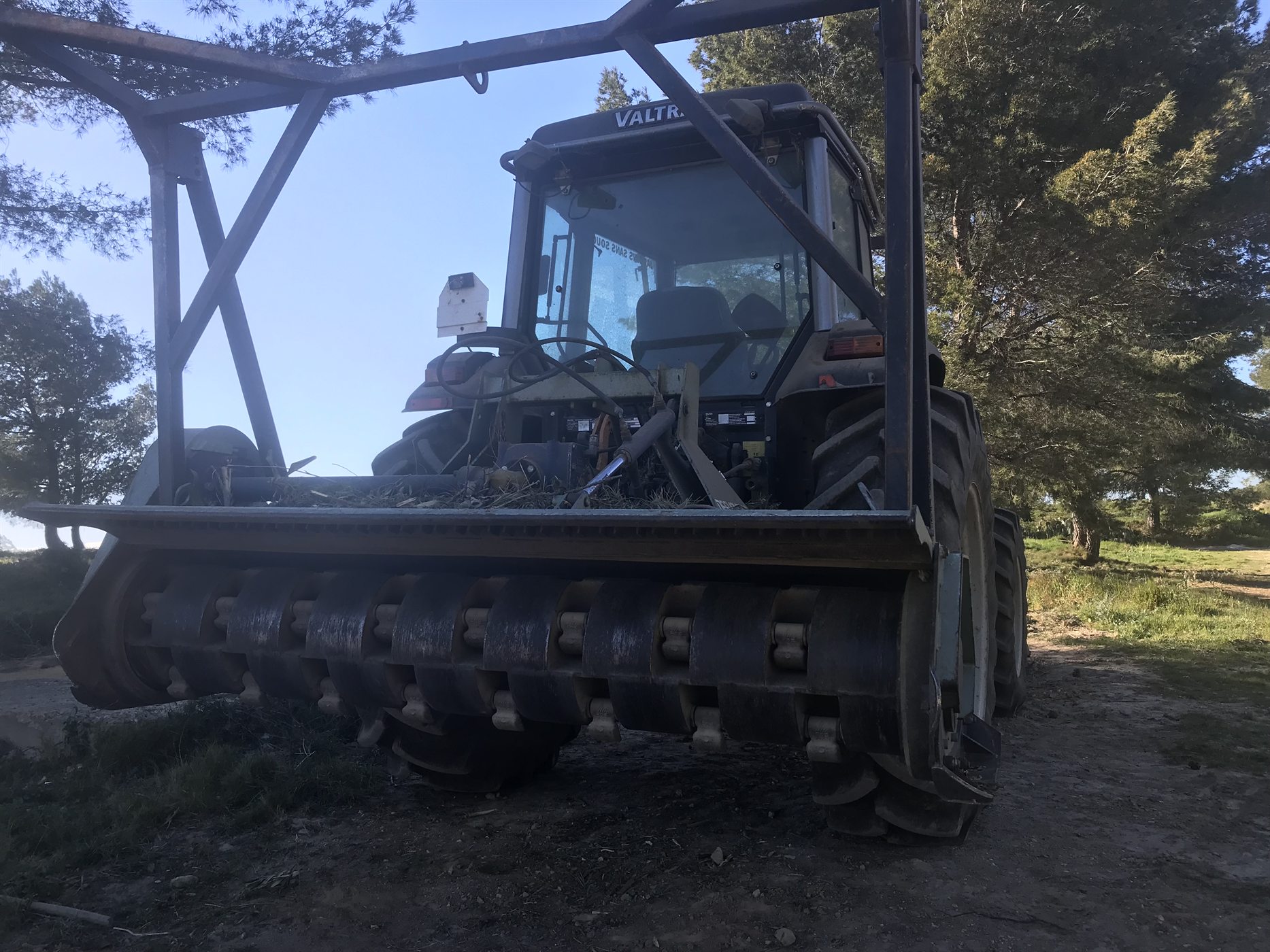 Tracteur forestier utilisé pour les travaux de débroussaillement